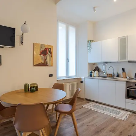 Guesthost - Elegant & Charming In Cernobbio! דירה צ'רנוביו